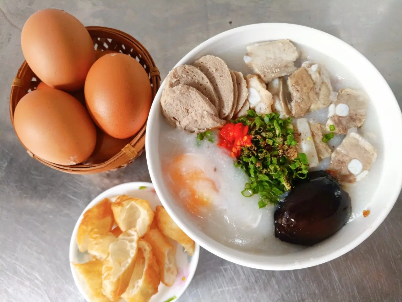 Hình ảnh Cháo thập cẩm (sườn, trứng bắc thảo, bò viên, lòng đỏ gà)