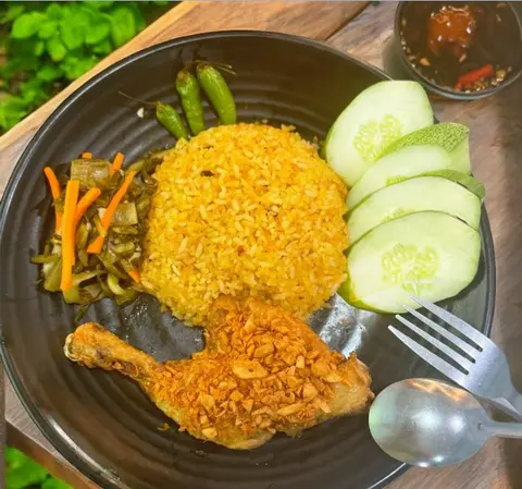 Hình ảnh Cơm gà mắm tỏi - đùi vừa