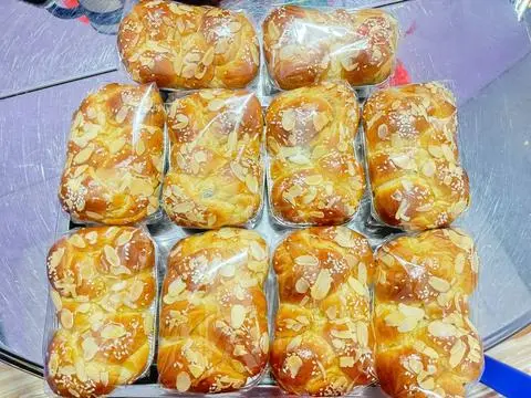 Hình ảnh Bánh mì hoa cúc nho - dừa - hạnh nhân