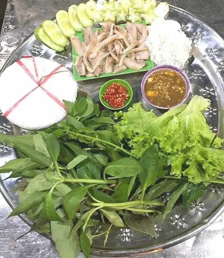 Hình ảnh Tai heo luộc - rau