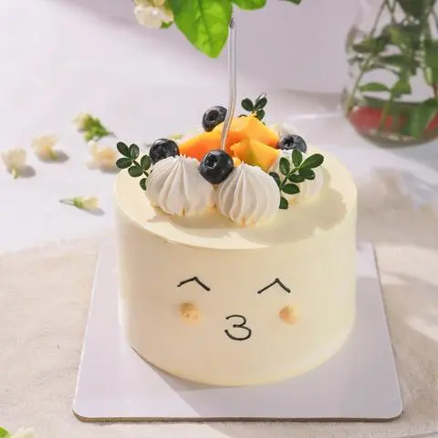 Hình ảnh Bánh Kem Nhỏ Mặt Đáng Yêu - Tone Vàng Pastel - Size 12cm