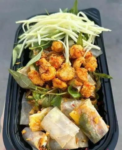 Hình ảnh Bánh tráng cuộn lắc muối tóp mỡ
