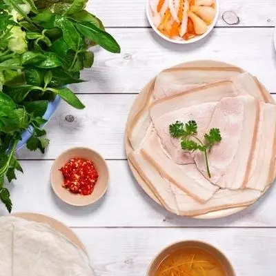 Hình ảnh Thịt Đùi heo luộc cuốn rau rừng bánh tráng phơi sương