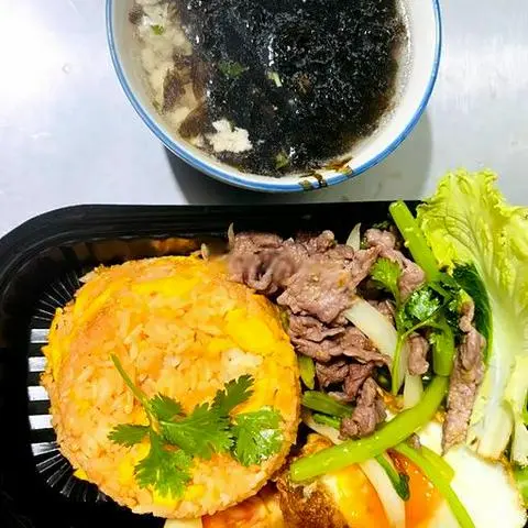 Hình ảnh Cơm trộn trứng áp chảo bò xào opla - canh rong biển