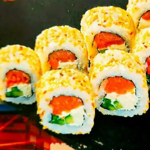 Hình ảnh Cuộn cá hồi phô mai phủ mè M39