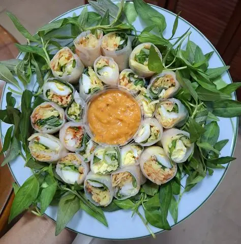 Hình ảnh bánh tráng cuộn xoài