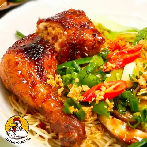 Hình ảnh mì trộn gà xối mỡ xốt mắm tỏi