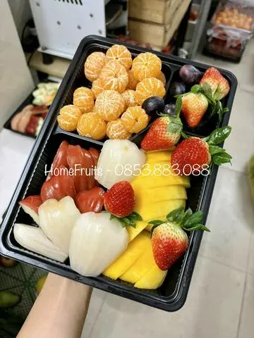 Hình ảnh Khay mix siêu lớn: Roi đỏ, xoài, quýt, dâu tây, nho