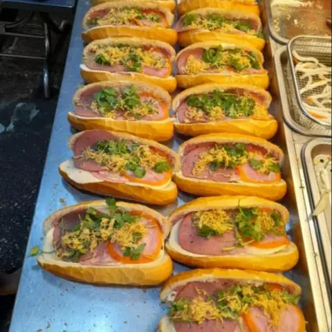 Hình ảnh bánh mì thịt chả 