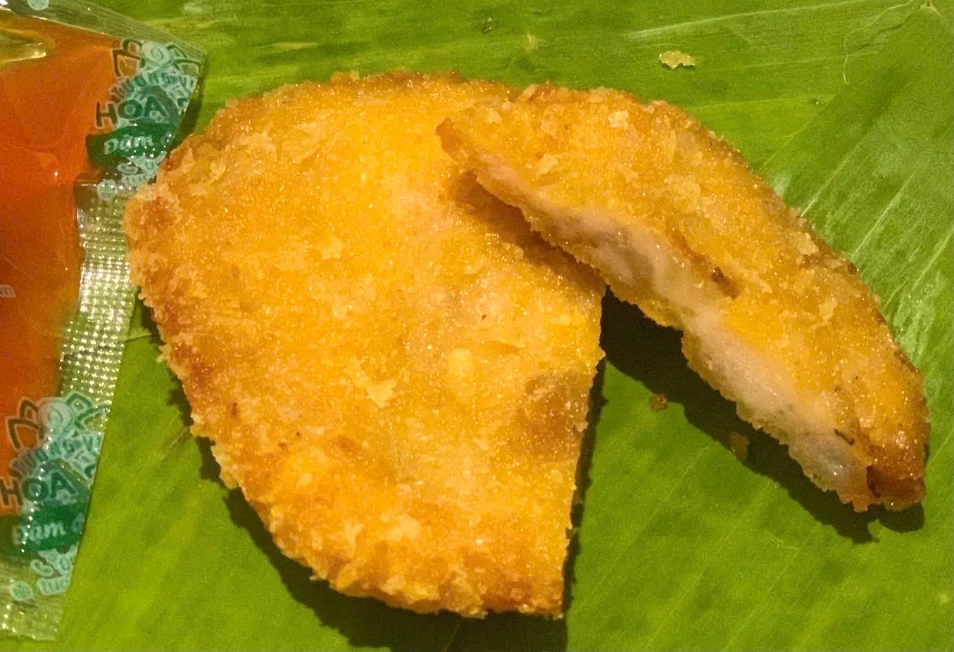 Hình ảnh 1 cái xúc xích chiên + 1 cái bánh gà + 1 cái gà bó xôi mini + 1 ly hồng trà sữa ( không topping ) 