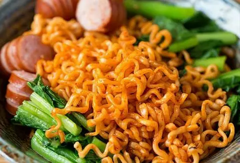 Hình ảnh Mì xào xúc xích