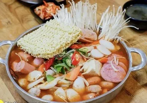 Hình ảnh Lẩu xúc xích Kimchi Hàn Quốc