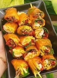 Hình ảnh Bánh tráng cuốn chấm sốt tắc