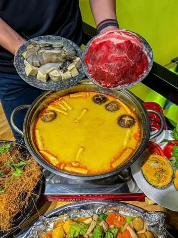 Hình ảnh lẩu hoàng kim ( trứng muối )