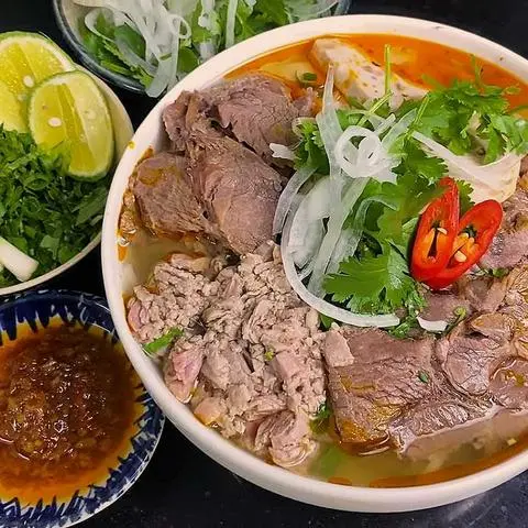 Hình ảnh Bún bò tái - chả cua - nạm