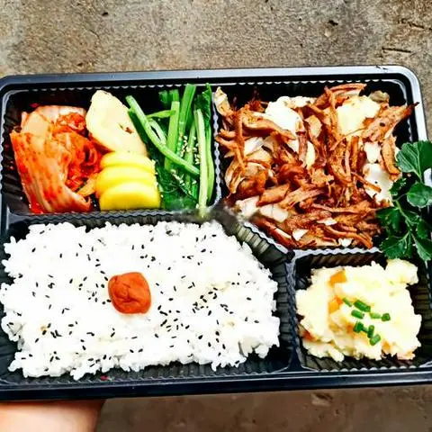Hình ảnh Thịt Heo Kalua và Bắp Cải Bento + Soup Miso