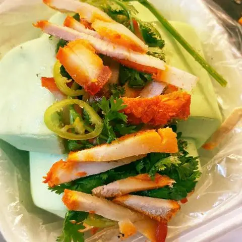 Hình ảnh bánh bao xanh kẹp thịt xá xíu