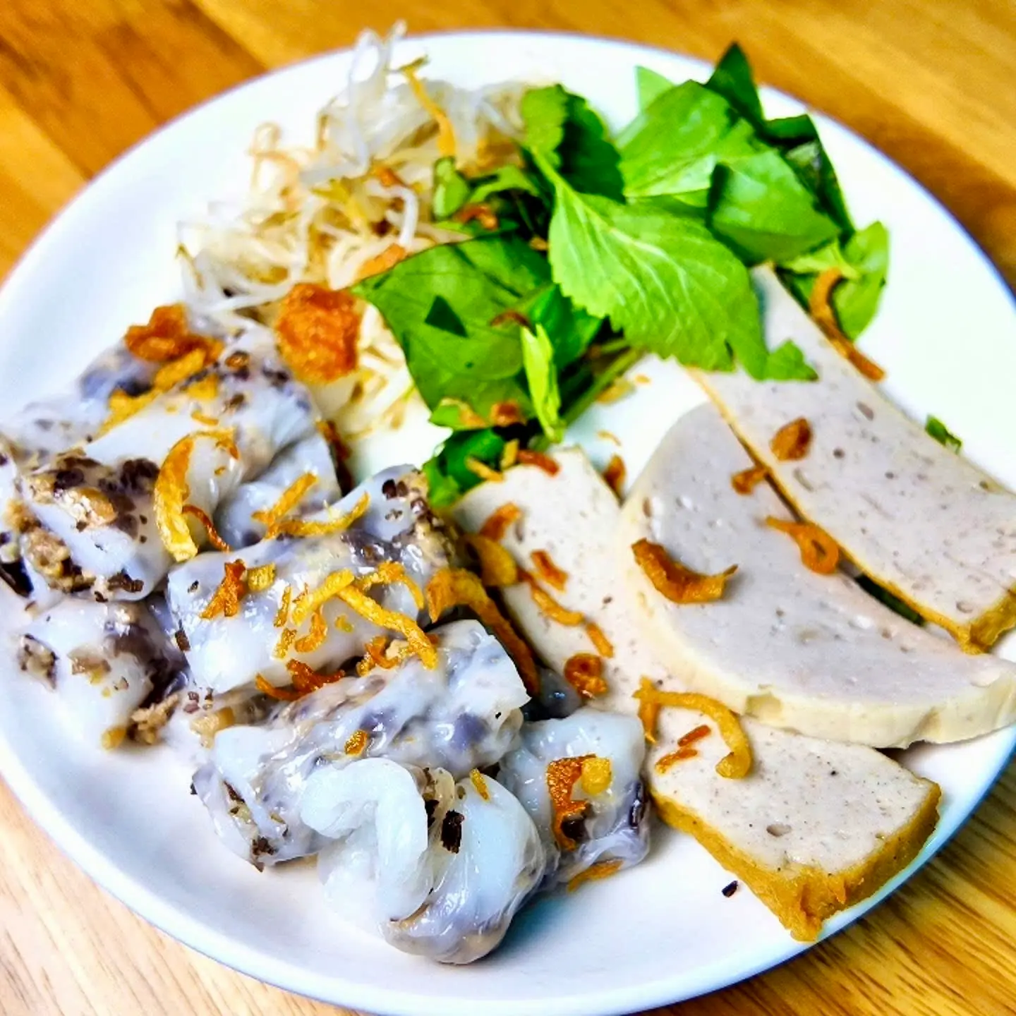Hình ảnh Bánh cuốn nhân tôm thịt Và giò lụa - chả quế.