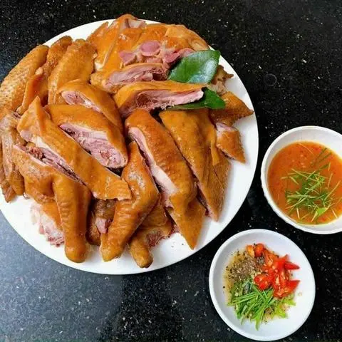 Hình ảnh 1 Con Gà Hun Khói + Sốt Chấm