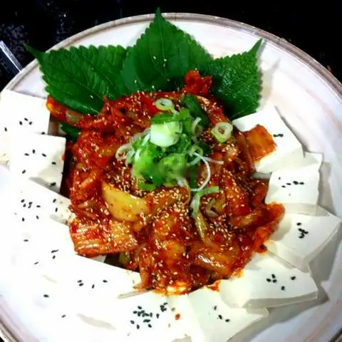Hình ảnh 두부김치 . Kim chi  xào thịt heo+đậu hủ. +món ăn phụ