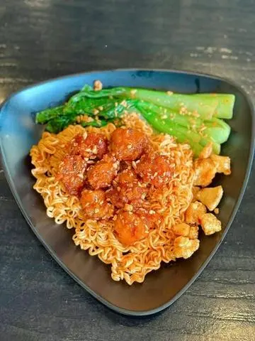 Hình ảnh Mì Gà Viên Sốt Cay Tóp Mỡ