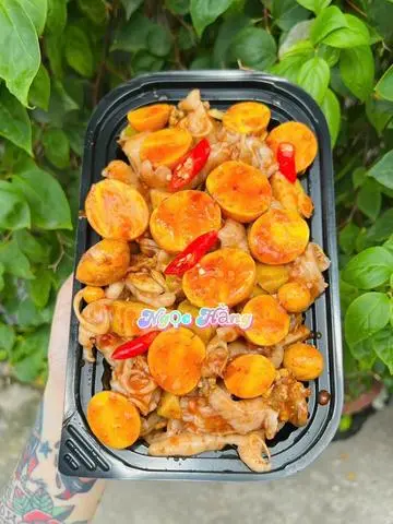 Hình ảnh Chân Gà Rút Xương Mix Trứng Non Sốt Thái Hộp Vừa ( Best Seller ) 