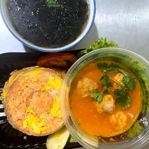 Hình ảnh Cơm trộn trứng áp chảo xíu mại - canh rong biển