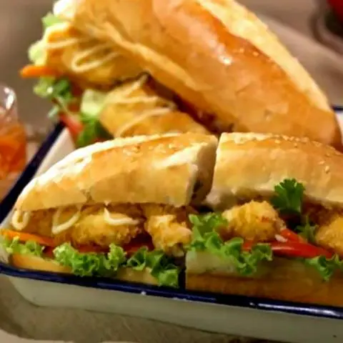Hình ảnh Bánh mì gà + Trứng