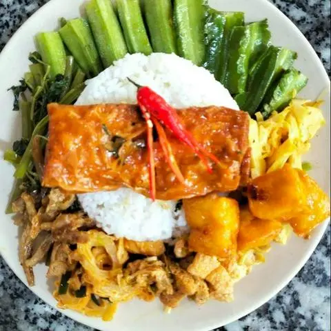 Hình ảnh cơm thập cẩm + đậu hũ ki