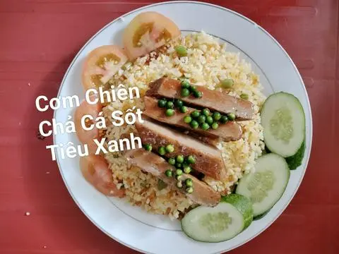 Hình ảnh CƠM CHIÊN CHẢ CÁ SỐT TIÊU XANH