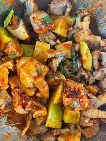 Hình ảnh Chân gà mix mề gà sốt thái 