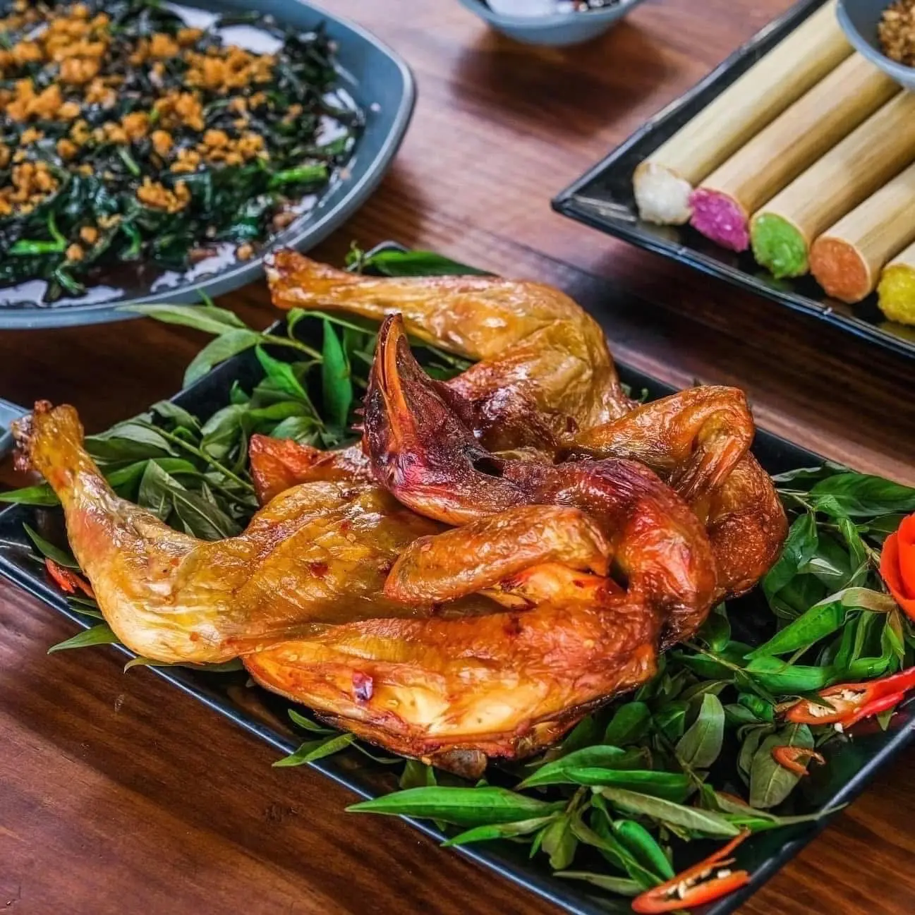 Hình ảnh Combo 1 Gà Nướng Lu + 1 cơm lam + 5 bánh bao