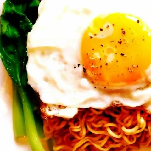 Hình ảnh Mì Trộn Trứng Ốp La