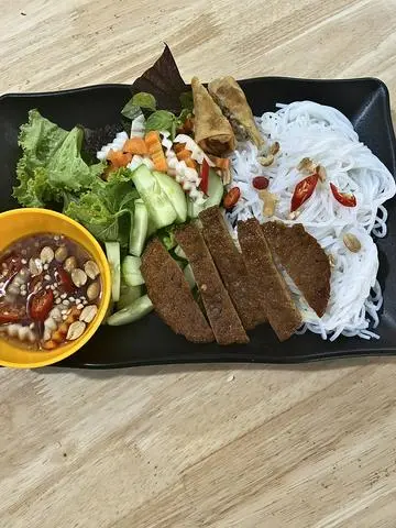 Hình ảnh Bún thịt nướng chay