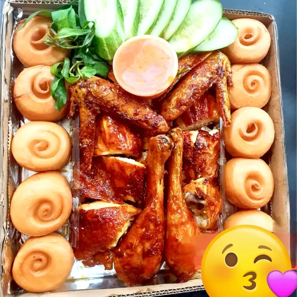 Hình ảnh gà nướng mắm nhĩ kèm 10 bánh bao 