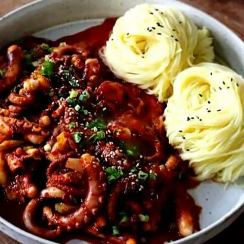 Hình ảnh 낙지볶음 . Bạch tuộc xào cay +cơm +món ăn phụ