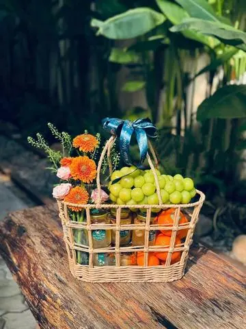 Hình ảnh giỏ quà Yến chưng, trái cây nhập khẩu và hoa tươi