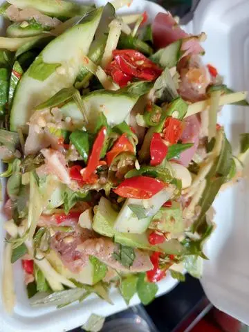 Hình ảnh Bánh mì tré có ( tré dưa leo rau râm tỏi ớt)