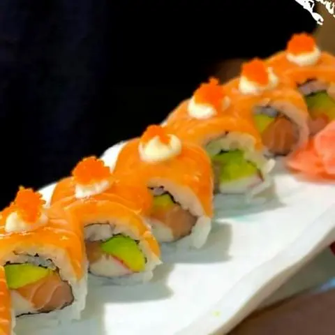 Hình ảnh Salmon Roll - Cuộn Cá Hồi Đặc Biệt