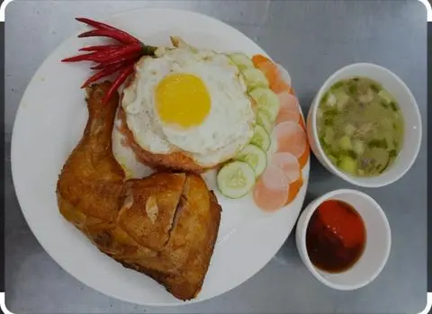 Hình ảnh Cơm Gà Xối Mỡ Má Đùi Chiên Giòn Truyền Thống + Trứng Chiên ( Tặng Trà Tắc )