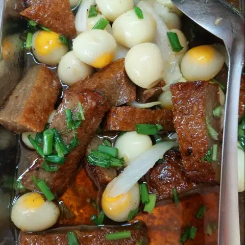 Hình ảnh cơm chả cá trứng cút rim mắm tỏi +canh