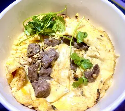 Hình ảnh CƠM BÒ XÀO PHỦ TRỨNG 