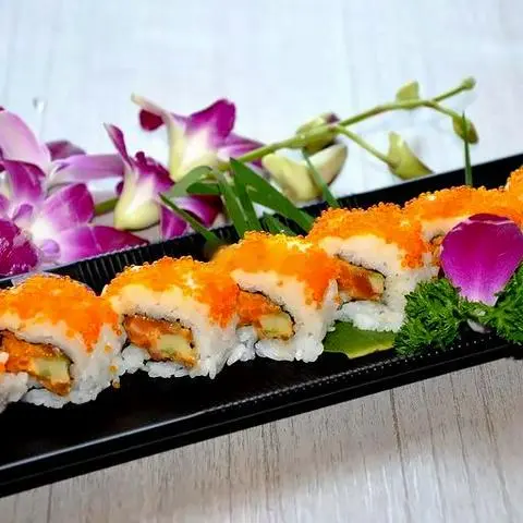 Hình ảnh Sushi Cá Ngừ Sốt Cay Phủ Trứng Tôm