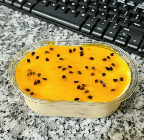 Hình ảnh Tiramisu vị Chanh Dây hộp bầu