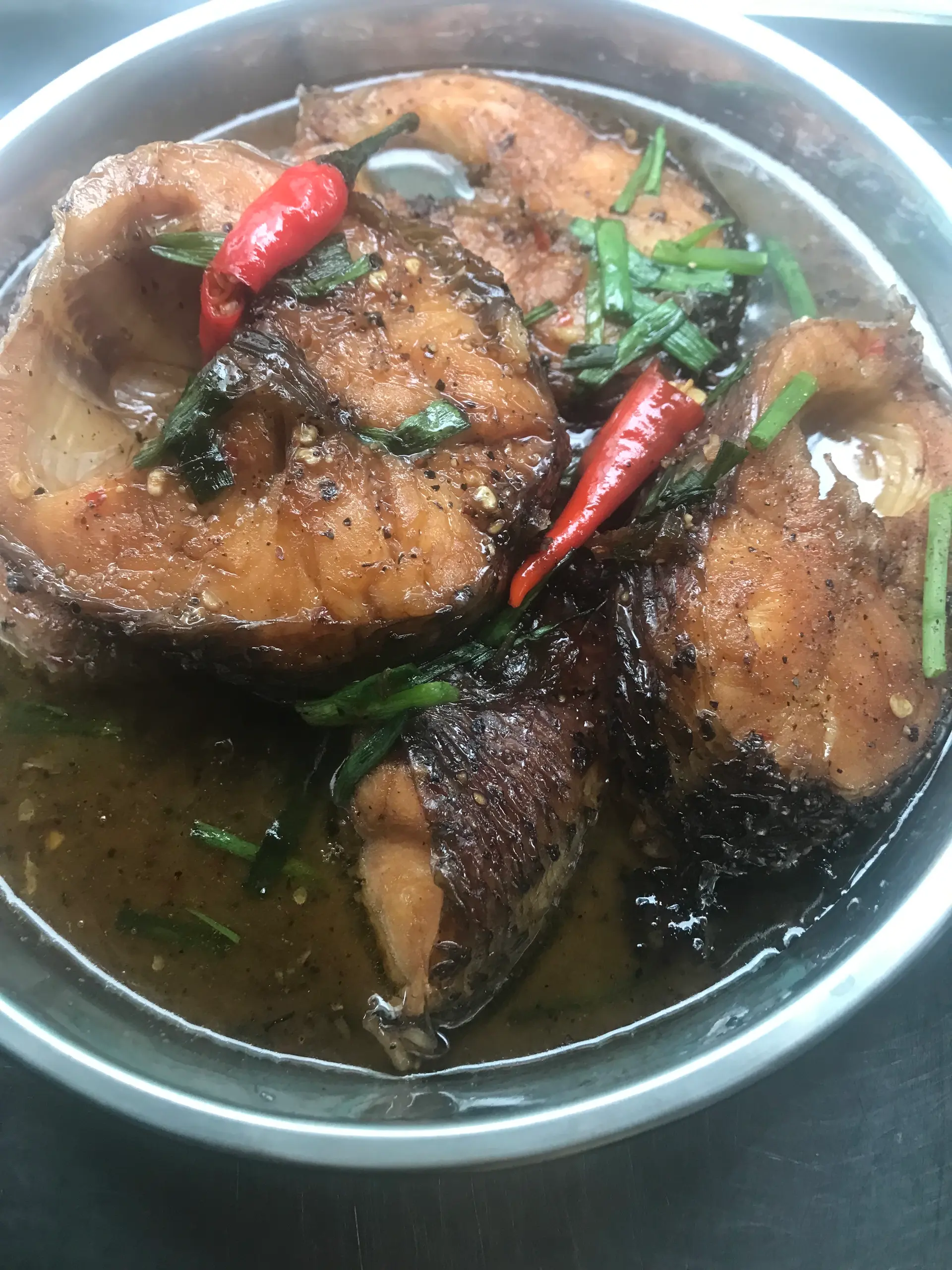 Hình ảnh cơm cá pasa kho tiêu