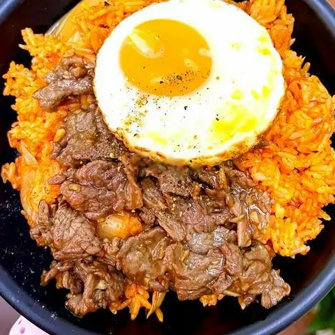 Hình ảnh Cơm rang kim chi bò, trứng