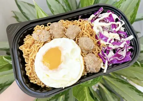 Hình ảnh Mì trộn Bò Viên Ốp La