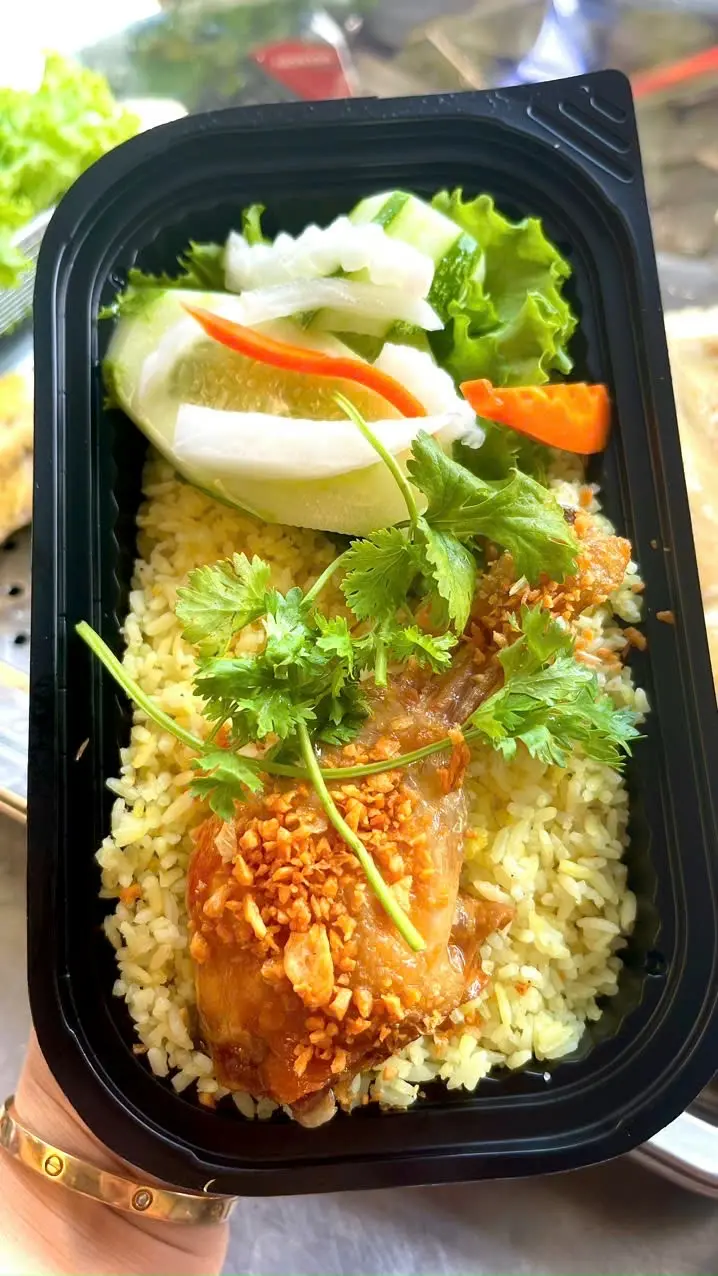 Hình ảnh Cơm Gà Xối Mỡ - Đùi Gà Mắm Tỏi