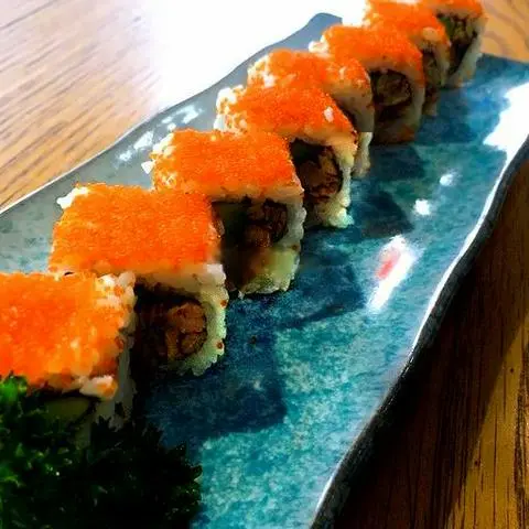 Hình ảnh Sushi Cá Hồi Teri Phủ Trứng Tôm