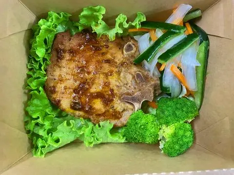 Hình ảnh cốt lết heo nướng ngũ vị + nộm 